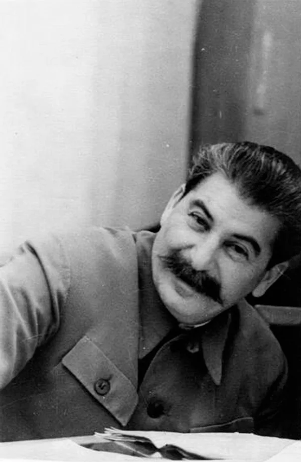 Фото открытых источников. И.В. Сталин: "Так-так, подтанцовываете...? С такими дотанцуетесь..."
