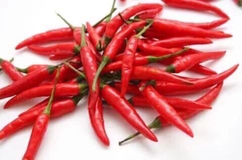 На заметку!   
1. Полезен для сердца. Он очень богат витаминами А и C, а также биофлавоноидами, которые укрепляют кровеносные сосуды, делая их упругими и более приспособленными к колебаниям кровяного давления. Перец также снижает уровень холестерина и количество фибрина в крови (сгустки этого белка формируют тромбы). 
 
2. Облегчает боль и уменьшает воспаление. Алкалоид капсаицин, главный компонент перца (придает перцу характерный острый вкус) блокирует вещество P, связанное с воспалительными процессами. Капсаицин также помогает при головных болях, в том числе при мигренях. Перец стимулирует выделение эндорфинов, которые являются естественными болеутоляющими веществами. 
 
3. При простудных заболеваниях стимулирует выделение слизи из носовых пазух. Он также обладает антибактериальными свойствами, которые помогают бороться с носовыми инфекциями. 
 
4. Сжигает излишки жира. Исследования показали, что капсаицин ускоряет метаболизм и способствует уменьшению жировой ткани. Потребление перца помогает контролировать аппетит и не переедать. 
 
5. Спасает от рака. Согласно научным данным, содержащийся в перце капсаицин помогает уничтожить раковые клетки и справиться с раком простаты. 
 
6. Понижает уровень сахара в крови. Как показали исследования, употребление перца чили помогает контролировать уровень инсулина после употреблении пищи.