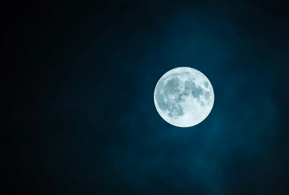 НАСА и Минэнерго США объявили о намерении начать сбор предложений по строительству атомного реактора на Луне, пишет "Российская газета". 

Как было объявлено на днях на заседании Комитета по технологиям, инновациям и инженерии Консультативного совета НАСА, в конце сентября или начале октября планируется опубликовать запрос на предварительный сбор и оценку проектов. Выбор компании-разработчика должен быть сделан в начале 2021 года.

Задача - уже в 2027 году разместить на Луне атомный реактор, который позволит снабжать энергией находящиеся там модули с людьми и оборудованием, особенно во время двухнедельной лунной ночи, когда нет возможности использовать солнечные батареи. Эта же модель может быть использована и при колонизации Марса.

Предполагается, что на Луне на первых порах потребуется ядерный реактор мощностью 10 кВт. Скорее всего, ученые будут стараться сделать его на низкообогащенном уране, поскольку использование высокообогащенного (оружейного) урана вызывает опасения в плане безопасности.

Что интересно, Минэнерго США и НАСА с 2015 года разрабатывают проект Kilopower - компактного ядерного реактора для космических кораблей на высокообогащенном уране. Опытный образец мощностью 1 кВт и высотой 1,9 метра был испытан в пустыне Невада в 2018 году, тогда он проработал 20 часов. В 2019 году было заявлено, что к 2022 году Kilopower будет готов к летным испытаниям. При этом создатели обещают перевести его на низкообогащенный уран без значительной потери мощности. 