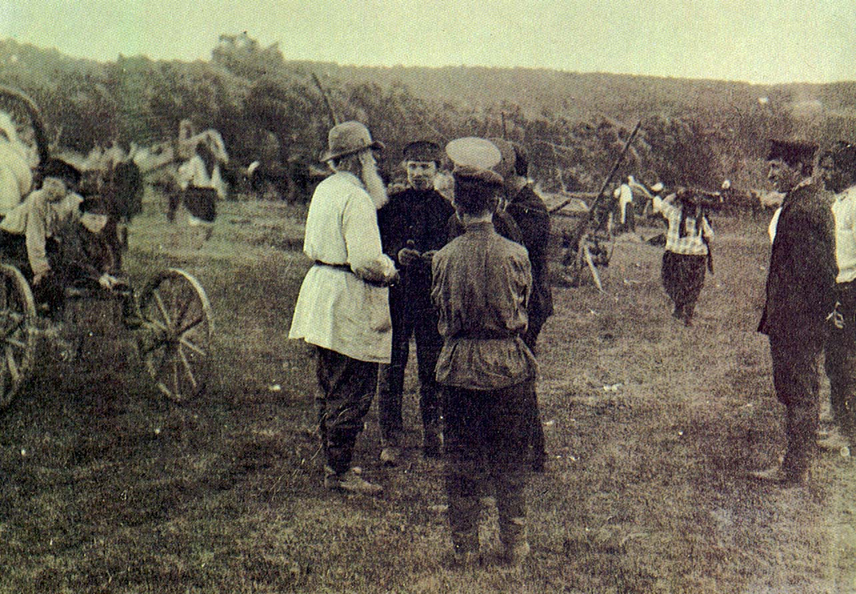 Лев Николаевич толстой и крестьяне. Ясная Поляна Лев толстой крестьяне. Лев толстой в Ясной Поляне с крестьянами. Толстой в Ясной Поляне крестьяне.