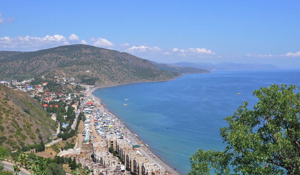   Именно такой вид на посёлок открывается при подъезде со стороны Алушты.