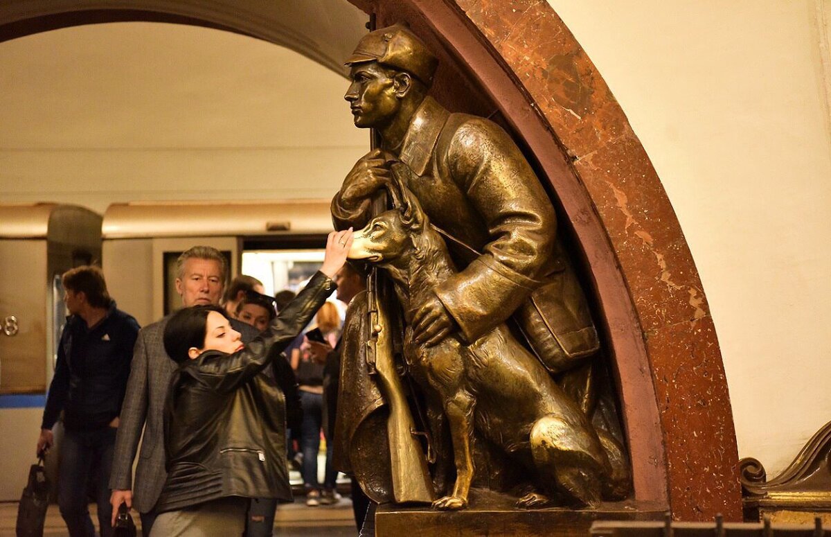 Площадь революции. Метро площадь революции Москва. Московский метрополитен площадь революции. Скульптуры на станции метро площадь революции. Московское метро станция площадь революции.