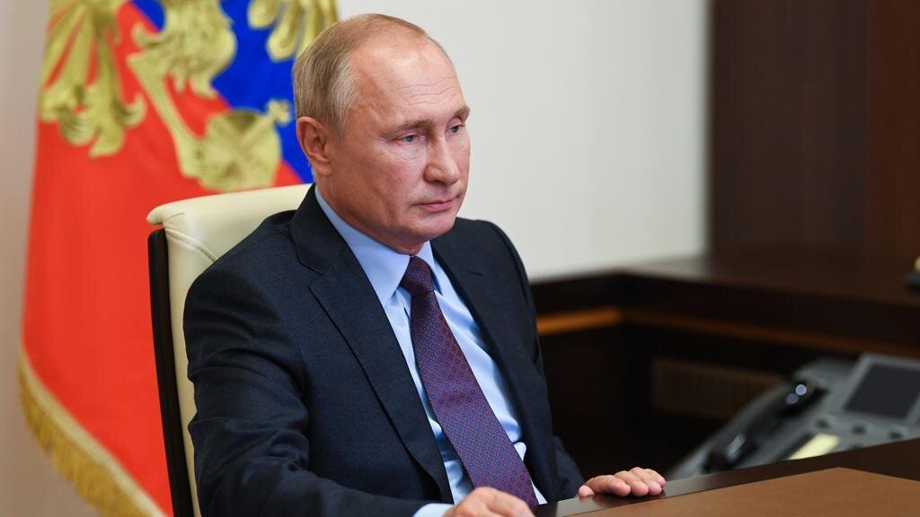 Президент России Владимир Путин в ходе совещания по экономическим вопросам призвал и дальше оказывать адресную помощь гражданам, оставшимся без работы. Он напомнил, что в период пандемии власти страны приняли беспрецедентные меры для поддержки людей: повысили максимальные пособия по безработице, ввели выплаты на детей.
— Но ситуация на рынке труда останется напряжённой. Нужно и дальше адресно людей поддержать, которые оказались в сложном положении и не нашли работу. Жду предложений, как в дальнейшем будет оказываться эта помощь, — отметил глава государства.

По словам главы государства, с июня в стране началось восстановление экономики.
Путин — об экономическом кризисе: Самый острый этап позади

При этом накануне стало известно, что в сентябре безработные граждане получат дополнительные выплаты на детей — по три тысячи рублей к пособию по безработице за каждого несовершеннолетнего ребёнка. По оценкам правительства, на эти цели бюджетом будет выделено 8,5 миллиарда рублей.