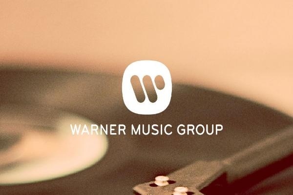 Один из крупнейших концернов звукозаписи Warner Music Group оказался жертвой кибератаки, которая могла привести к утечке персональной и финансовой информации клиентов интернет-магазинов компании. 
Согласно сообщению , хакеры скомпрометировали ряд принадлежащих компании торговых online-площадок, хостингом и поддержкой которых занимался внешний провайдер. Хотя расследование не выявило признаков кражи данных, в Warner Music допускают, что в руки злоумышленников могли попасть личные и финансовые данные (имя, электронный адрес, номер телефона, адреса для биллинга и отправки покупок, данные платежных карт) пользователей, посетивших скомпрометированные сайты в период с 25 апреля по 5 августа 2020 года.

Отмечается, что инцидент не затронул платежи, осуществленные через платежную систему PayPal. Хотя в компании не раскрывают подробности атаки или информацию, кто может быть ее организатором, ИБ-эксперты полагают, что речь может идти о так называемой атаке Magecart, в рамках которой злоумышленники заражают сайты online-магазинов вредоносными скриптами JavaScript, предназначенными для сбора платежных данных покупателей.

Недавно исследователи в области кибербезопасности заметили новую тактику группировок Magecart - злоумышленники начали использовать зашифрованный мессенджер Telegram в качестве канала для отправки похищенных данных кредитных карт на управляющие серверы.