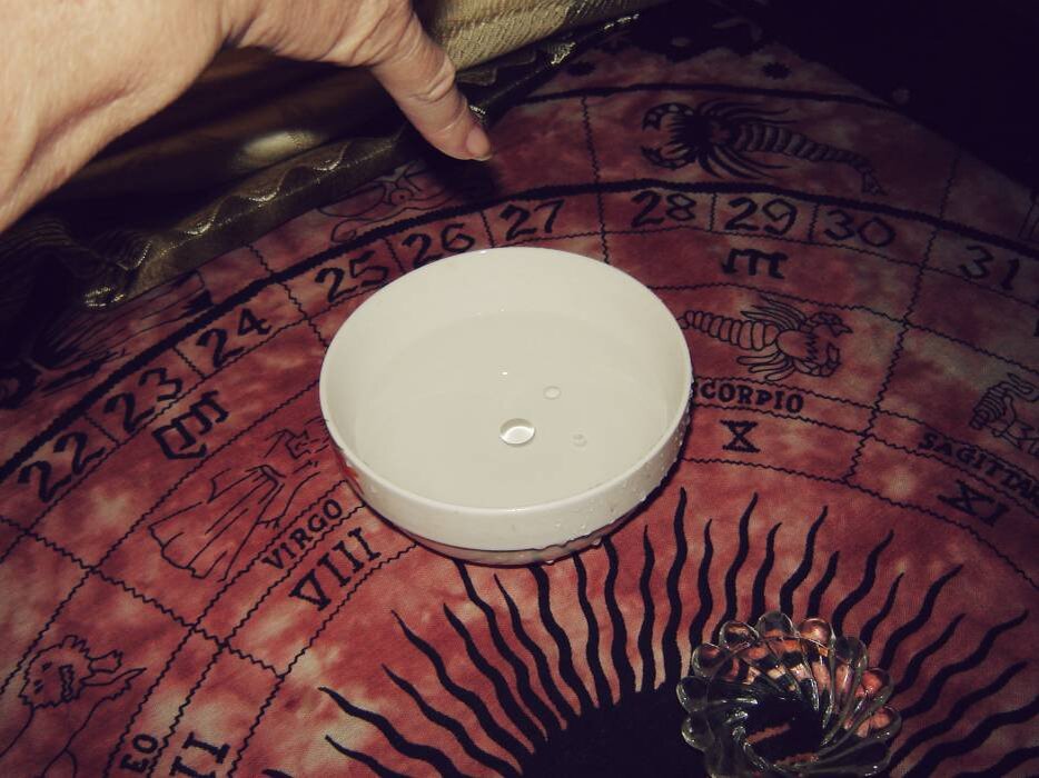 Капните пальцем масло в чашку