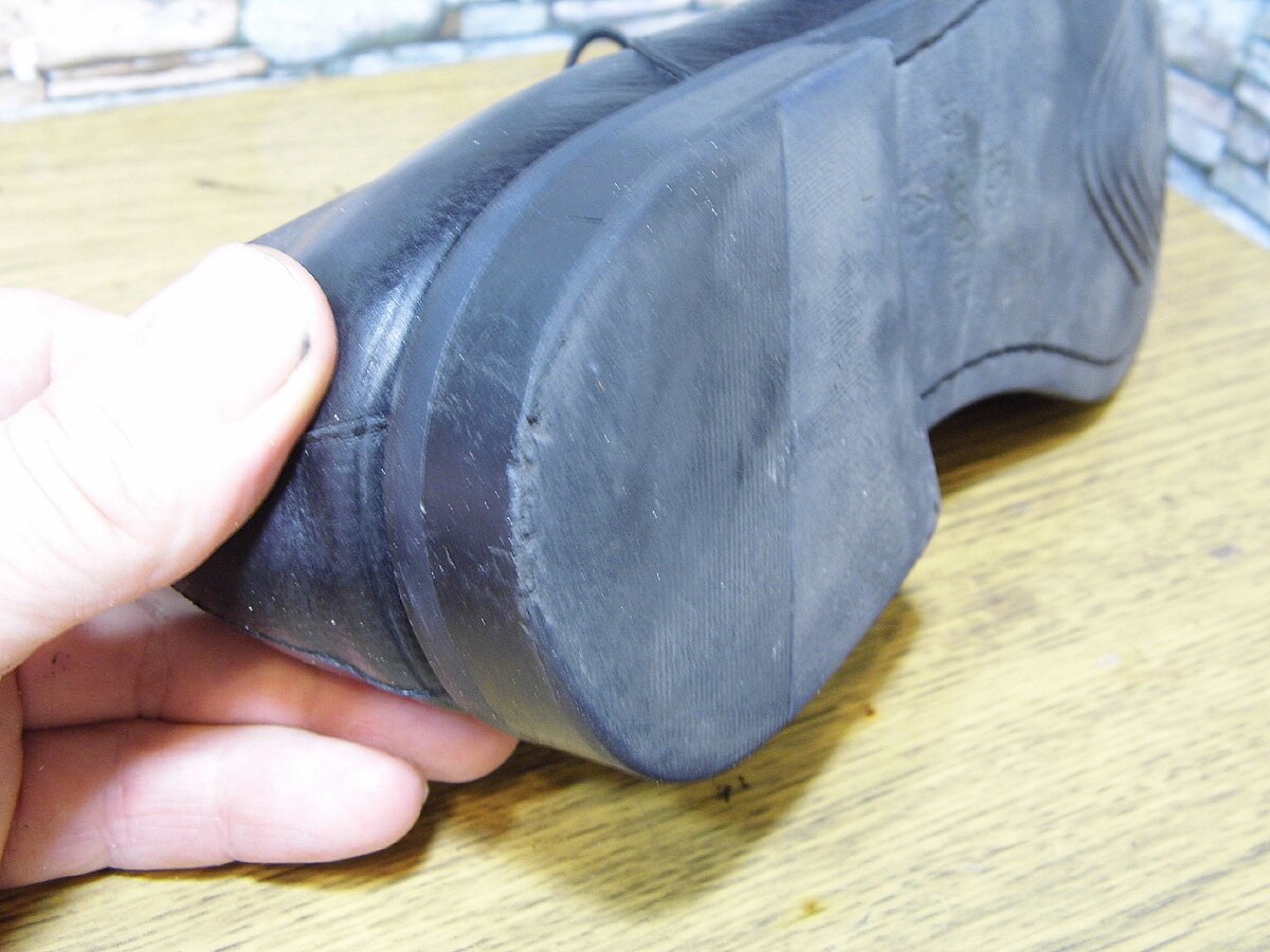 Набойки на сапоги. Набойки на каблуки. Приклеить набойку. Набойка на пятку обуви. Резиновые набойки на туфли.