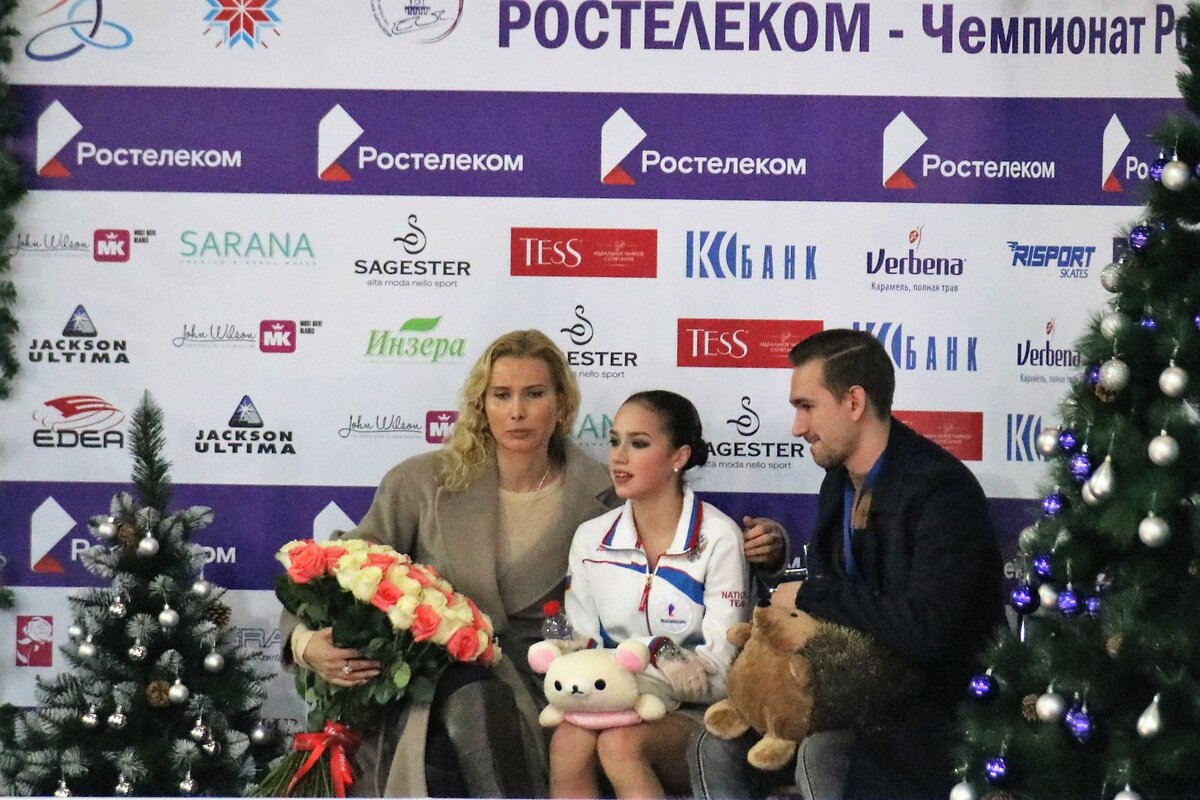 Этери Тутберидзе(слева) и Алина Загитова(в центре), 2019, Чемпионат России.