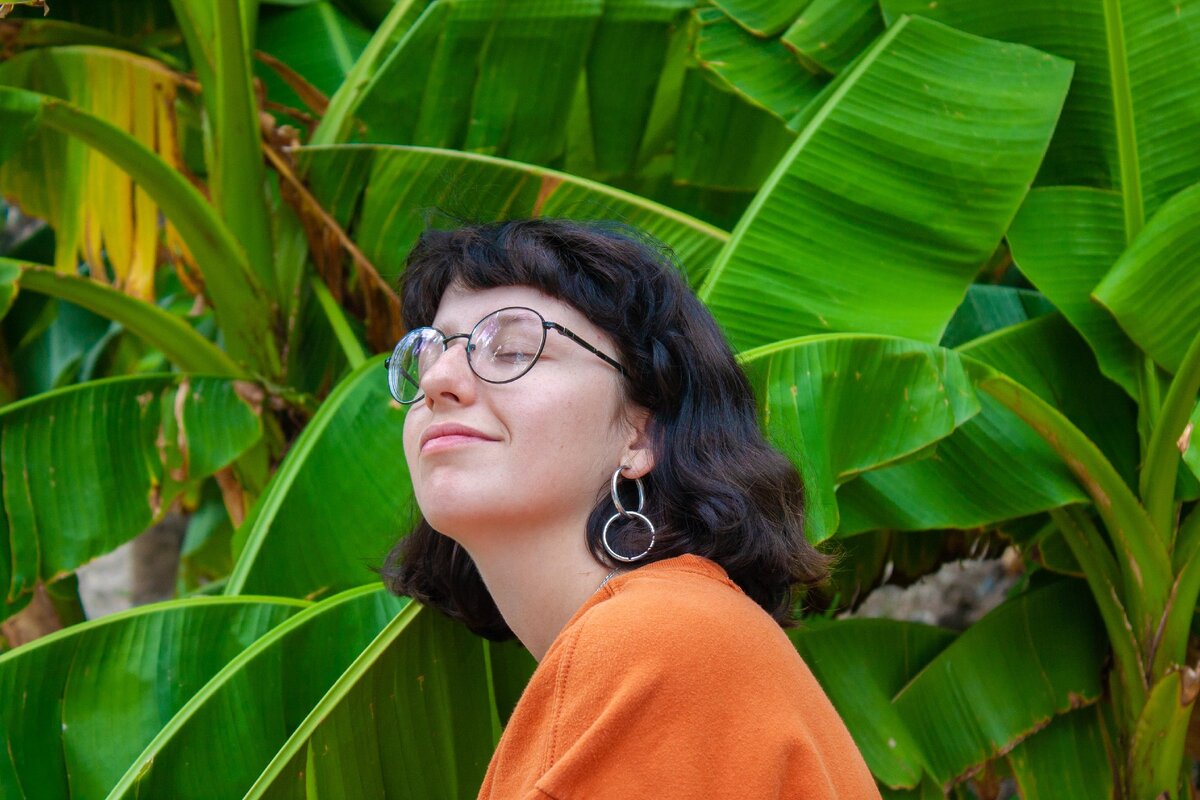 Аня на фоне банановой пальмы. 