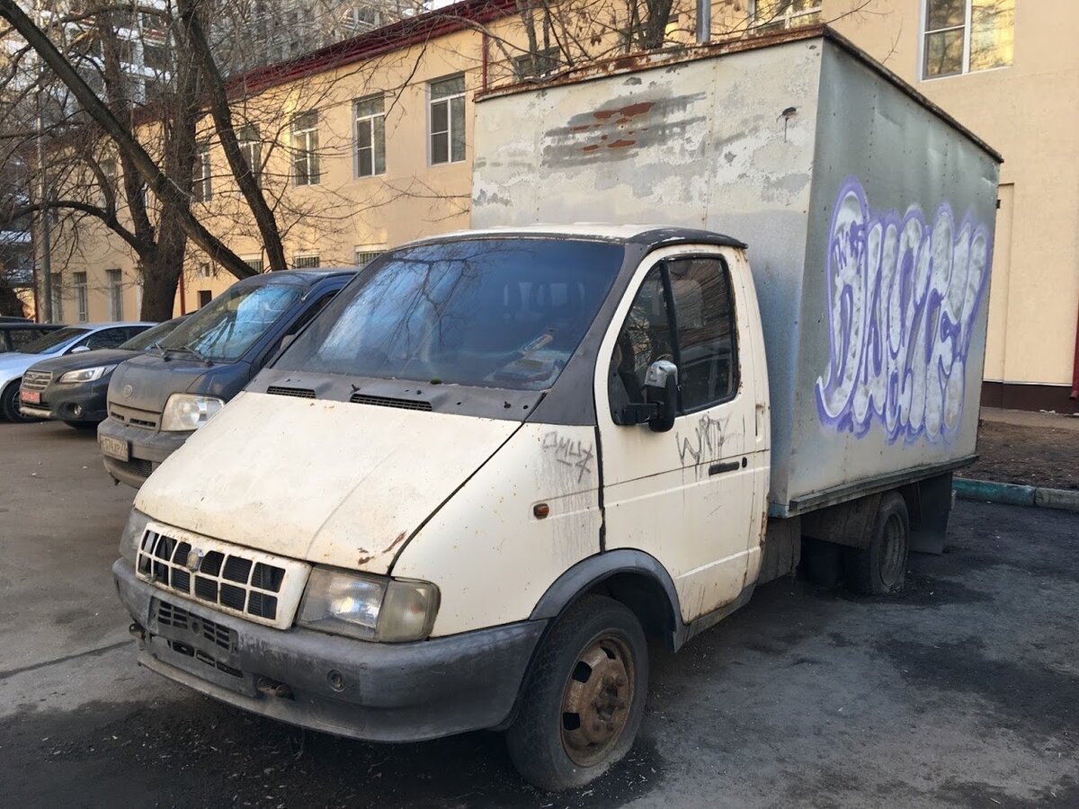 Думаю, логично начать с самого популярного коммерческого авто России и СНГ - ГАЗели. Такие убитые экземпляры есть в каждом третьем московском дворе, причём почти все они используются в качестве складов всякого хлама.