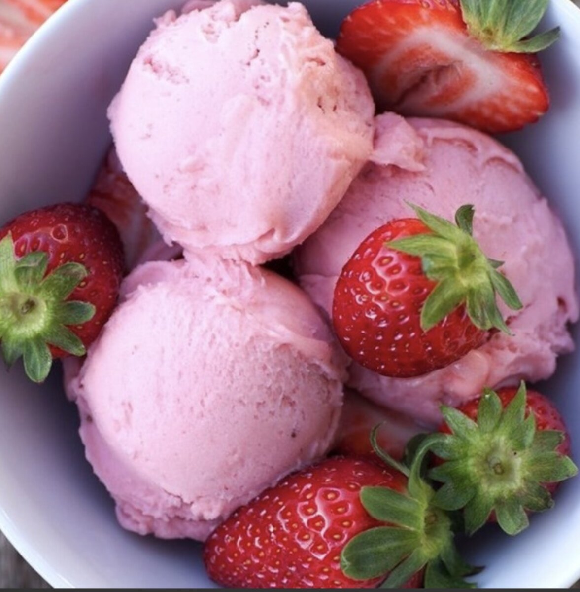 РЕЦЕПТ ДОМАШНЕГО МОРОЖЕНОГО: Ингредиенты: сливки выше 20% 0,5 мл, сахарная пудра 50-100 грамм по вкусу. ПРИГОТОВЛЕНИЕ:  взбить сливки с пудрой, быстро, в течение 10 -15 секунд на быстром режиме миксера или блендера. Залить в формы и поставить в морозилку. Можно добавить начинки: жареные орехи, банан, ягоды (мороженые тоже подойдут), шоколад, кофе нужно добавлять в жидком сваренном виде. Приятного аппетита! 