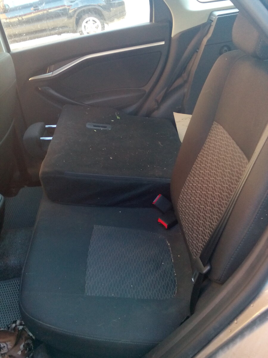 Сидению не дает подняться  заклинивший ремень 