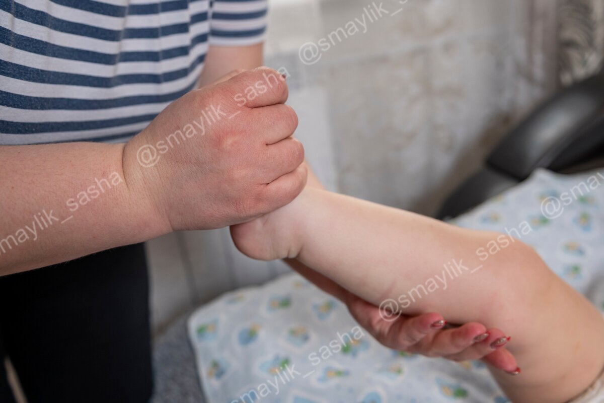 Мама делает массаж