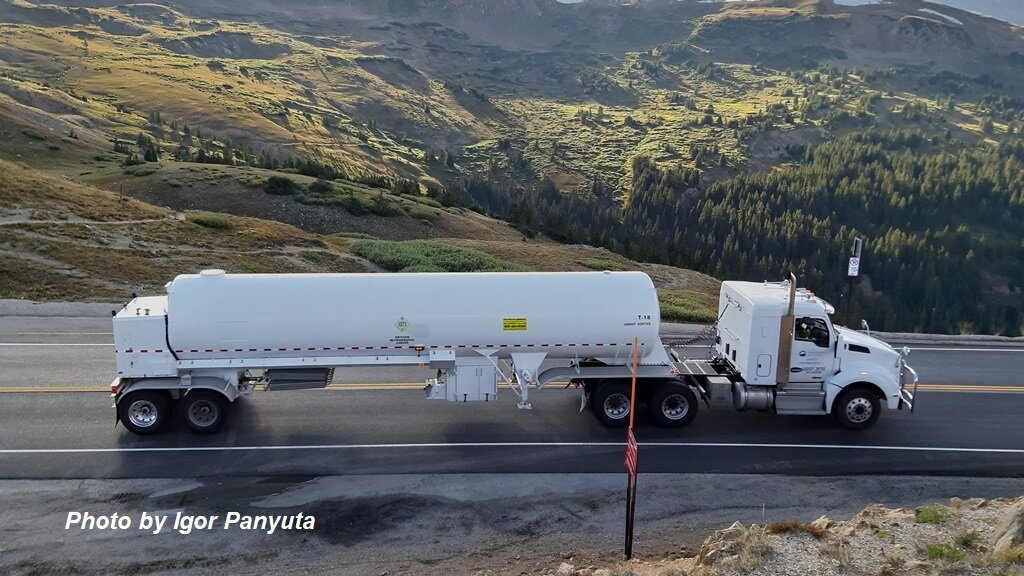 Фура с цистерной на перевале Loveland Pass¸штат Колорадо, США