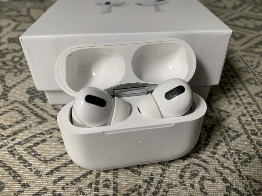 AirPods Pro с беспроводным кейсом.