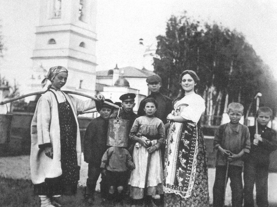 Сергей Есенин (третий справа) среди односельчан. 1909-1910.