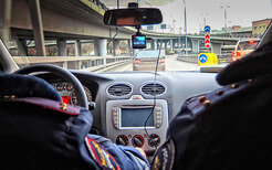 Что дозволено инспектору ДПС на дороге: мифы и реальность
Каждый автолюбитель, который хоть раз сталкивался с хамством со стороны сотрудников ДПС, в сердцах готов отметить, что они — не люди. И, в какой-то степени, будет прав. Потому что когда инспектор находится при исполнении служебных обязанностей он, прежде всего не гражданин, а представитель государственной власти, а значит, должен действовать в точном соответствии с тем, как предписывает закон. Смотрим, что по этому поводу говорит Административный регламент ГИБДД:«43. В разговоре с участниками дорожного движения сотрудник обязан быть вежливым, тактичным, обращаться к ним на „Вы“, проявлять спокойствие и выдержку, свои требования и замечания излагать в убедительной и понятной форме, исключая возможность ошибочного или двоякого их понимания»«44. При разговоре с участниками дорожного движения сотрудник должен воздерживаться от:любого вида высказываний и действий дискриминационного характера по признакам пола, возраста, расы, национальности, языка, гражданства, социального, имущественного или семейного положения, политических или религиозных предпочтений;
грубости, проявлений пренебрежительного тона, заносчивости, предвзятых замечаний, предъявления неправомерных, незаслуженных обвинений;
оскорбительных выражений или реплик;
действий, провоцирующих противоправное поведение»
Иногда для того, чтобы привести в чувства взвинченного инспектора, достаточно просто напомнить ему об этих простых истинах. Другой вариант — позвонить по телефону доверия ГИБДД (номер указан на оклейке автомобиля инспекторов), четко объяснив, что именно вас задело в разговоре с конкретным сотрудником полиции.«Надо понимать, что жалоба должна быть подкреплена весомыми доказательствами. Смысла писать жалобу ради жалобы нет, — вы просто получите отписку. В этом случае инспектор не будет привлечен к дисциплинарной ответственности. Он всего лишь потратит время на объяснения с руководством, а потому должного эффекта эта жалоба на него не произведет», — поясняет адвокат Евгений Шмелев.
Кому и что писать?
Что будет, если посигналить гаишнику, зазевавшемуся на светофоре
Если эти действия не возымели никакого эффекта — самое время подключать тяжелую артиллерию. К сожалению, на некоторых блюстителей закона, уверенных в собственной безнаказанности, повлиять можно только путем подачи письменной жалобы на их действия. Тут у вас есть несколько вариантов:Подача жалобы по месту работы инспектора ГИБДД (если нарушение просто тянет на дисциплинарный проступок)
Обращение в суд с заявлением о признании действий инспектора незаконными (но вы должны понимать, что, возможно, этот процесс может быть дольше, чем рассмотрение вашей жалобы вышестоящим руководством)
Заявление в территориальные следственные органы (только в том случае, если вы считаете, что в отношении вас было совершено преступление — например, необоснованно применено насилие)
Жалобу в районную прокуратуру (она осуществляет надзор за соблюдением прав и свобод человека и гражданина)
В жалобе (заявлении) на неправомерные действия инспектора ГИБДД необходимо лаконично, но обстоятельно описать произошедшую ситуацию, а также объяснить, что именно вам не понравилось в поведении сотрудника ДПС.Подавать жалобу можно лично, либо по почте заказным письмом с уведомлением о вручении. Согласно пункту 341 Административного регламента, жалоба рассматривается в срок не позднее 30 дней с момента ее подачи. В исключительных случаях срок может быть продлен еще на 30 суток. По результатам рассмотрения жалобы инспектор привлекается к дисциплинарной ответственности (если она признана обоснованной), либо нет.Предварительная подготовка

Собираясь подавать жалобу, важно как следует подготовиться. В идеале, конечно, сходить на консультацию к адвокату — так вы поймете, стоит ли вообще овчинка выделки и как правильно составить текст документа. Кроме того, у вас на руках должны быть доказательства того, что инспектор превысил должностные полномочия — например, запись видеорегистратора или диктофона.
Бери выше

Итак, если вы уверены в собственной правоте и у вас есть соответствующие доказательства, смело идите до конца. Не бойтесь подавать жалобы в вышестоящие инстанции, если в первом случае ваши претензии признали необоснованными. Допустим, руководство отдела ГИБДД, куда вы направили письмо, может знать инспектора лично и, что называется, спустить дело на тормозах, за какие-то его прежние заслуги. Руководитель управления, вероятнее всего, конкретного инспектора не знает, а значит, больше шансов, что его действиям будет дана объективная оценка. Кроме того, когда в отдел спускается некая жалоба «сверху», сотрудники стараются более ответственно подходить к ней, поскольку она уже находится на контроле у руководства и им в любом случае придется сообщить, какое по ней было вынесено решение.
Если я догнал машину ДПС, стоит ли ее обгонять?
Случай из адвокатской практики
Евгений Шмелев:
«Одного из моих доверителей инспектор ДПС при составлении административного материала по ч. 1 ст. 12.8 КоАП РФ — „Управление транспортным средством водителем, находящимся в состоянии опьянения, если такие действия не содержат уголовно наказуемого деяния“, назвал „засранцем“. Мы решили обратиться с жалобой на этот факт к начальнику управления ГИБДД по Нижегородской области. После этого она была направлена в межмуниципальный отдел, в котором проходит службу инспектор, была проведена служебная проверка.
Через некоторое время нам поступил ответ, что факт оскорбления моего доверителя подтвердился и инспектор был привлечен к дисциплинарной ответственности. Какое именно дисциплинарное взыскание было применено, не сообщалось. В теории, у нас есть возможность выяснить вид дисциплинарного взыскания путем повторного обращения к руководству отдела.
По большому счету, факт оскорбления и не мог не подтвердиться, поскольку описанное нарушение служебной дисциплины зафиксировал видеорегистратор, который находился в салоне патрульной машины. Причем эту видеозапись инспектор ДПС впоследствии приобщил к делу в качестве доказательства виновности моего доверителя. Что же касается самого дела, то оно было прекращено за отсутствием состава административного правонарушения».

Исчерпывающую информацию по юридическим аспектам автомобильной жизни вы найдете в соответствующем разделе Парка документов «За рулем».
