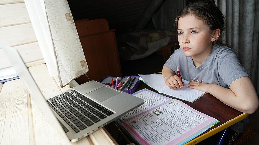 Ученица на дистанционном обучении