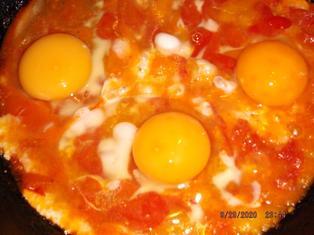 яичница с помидорами почти готова