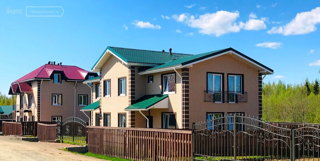Вот так, с соседями "дом в дом" не хотелось бы, но зато такой домик можно приобрести по цене квартиры в городе (чаще это таунхаусы, на двух хозяев). Фото Яндекс Недвижимость