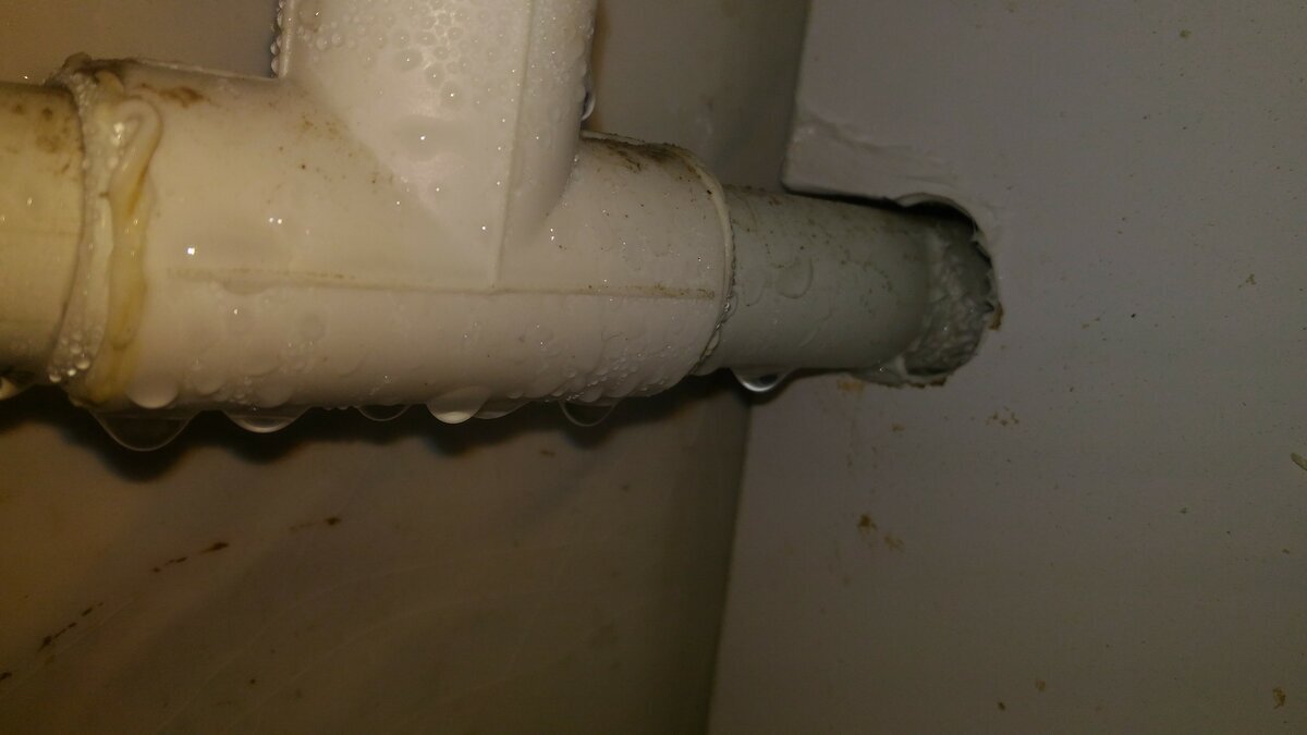 Протечка трубы в ванной. Подтекает унитаз. Течь в санузле. Сливная труба в туалете. Канализационная труба для унитаза.