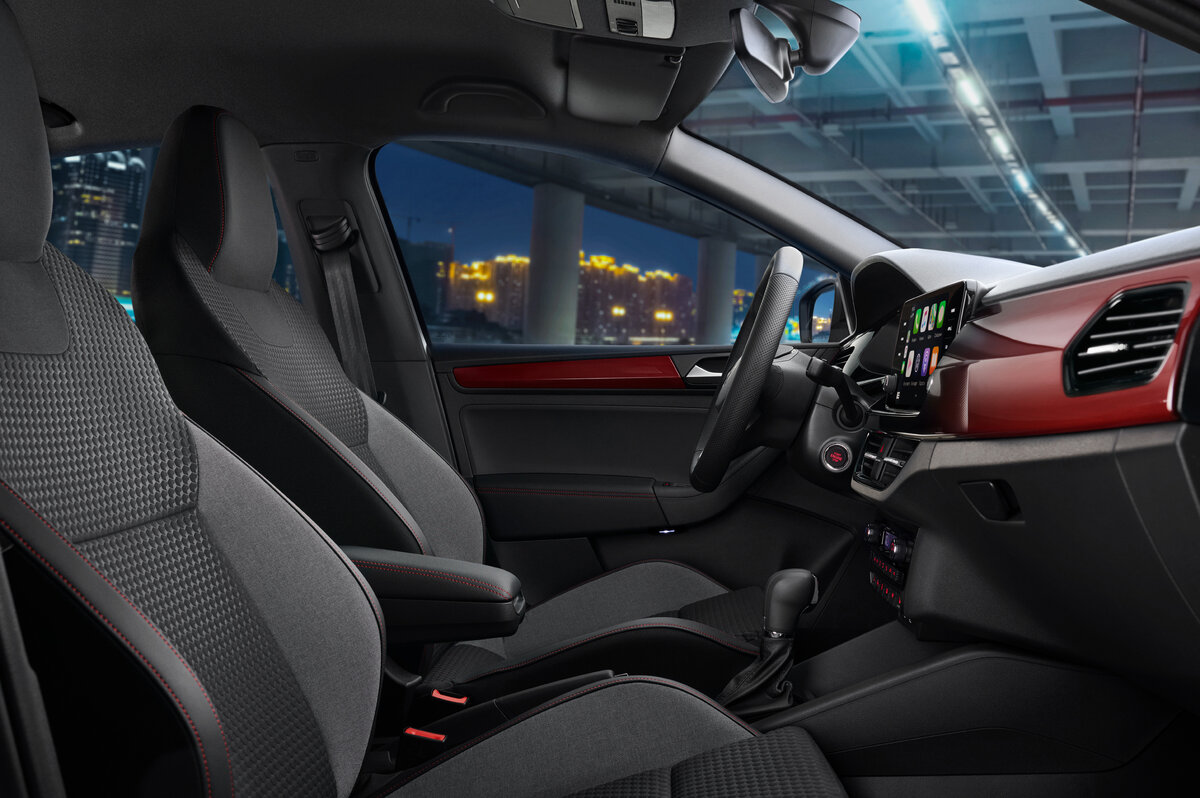 Спортивные сиденья с интегрированными подголовниками и развитой боковой поддержкой