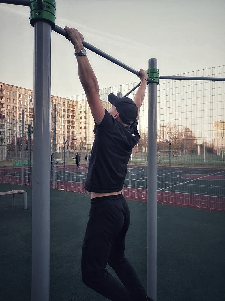 Подтягивания широким хватом 