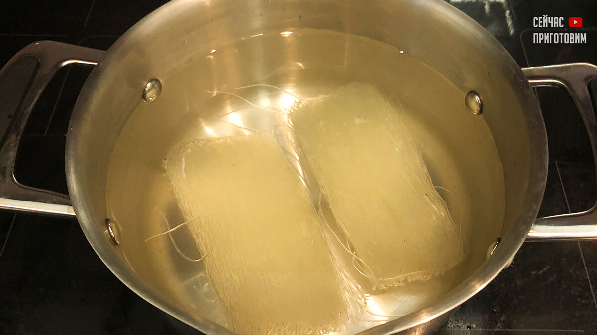 Так выглядит залитая водой фунчоза в кастрюле