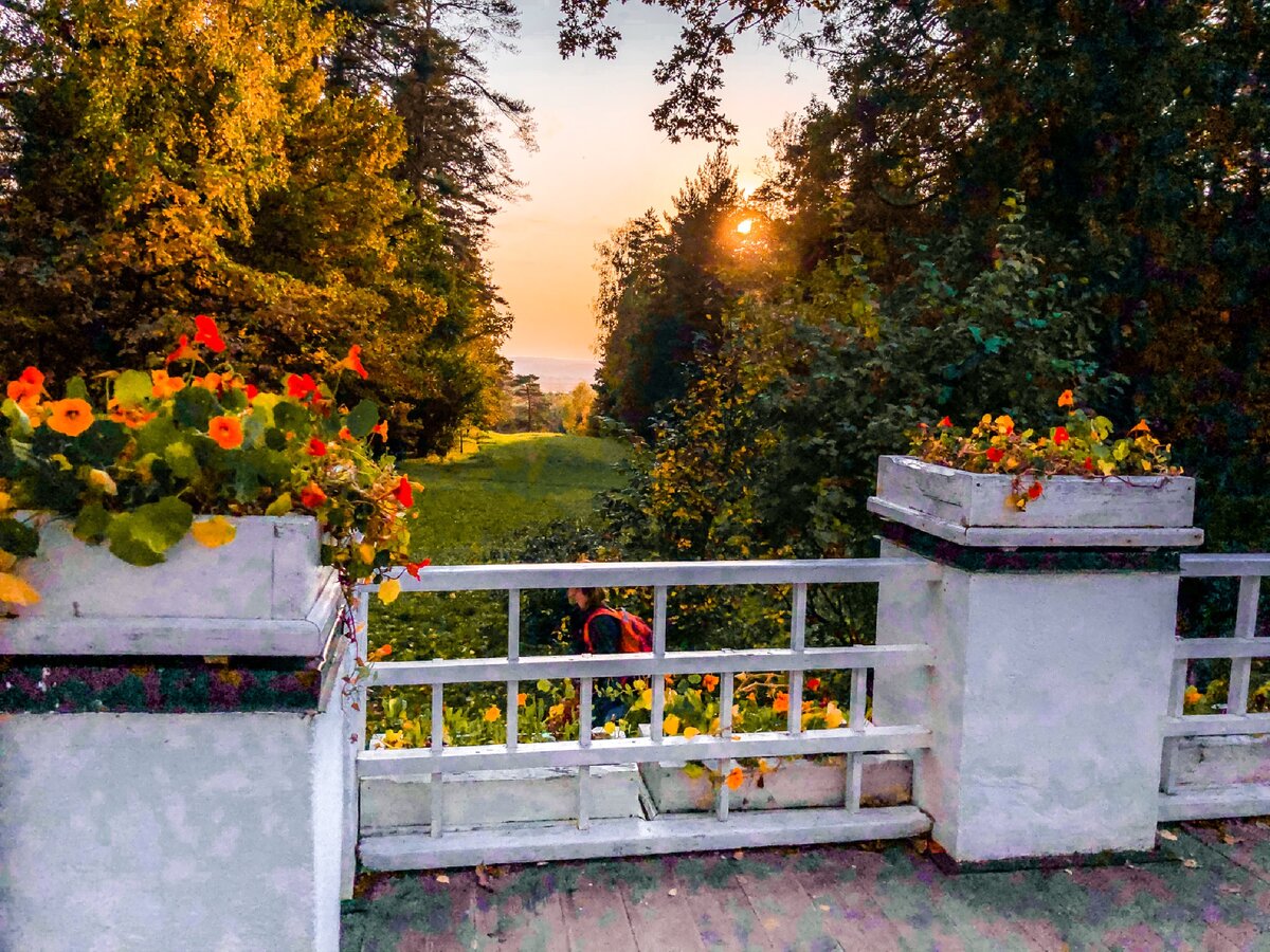 Вид на закат и Оку вдалеке с одного из балкончиков Большого дома