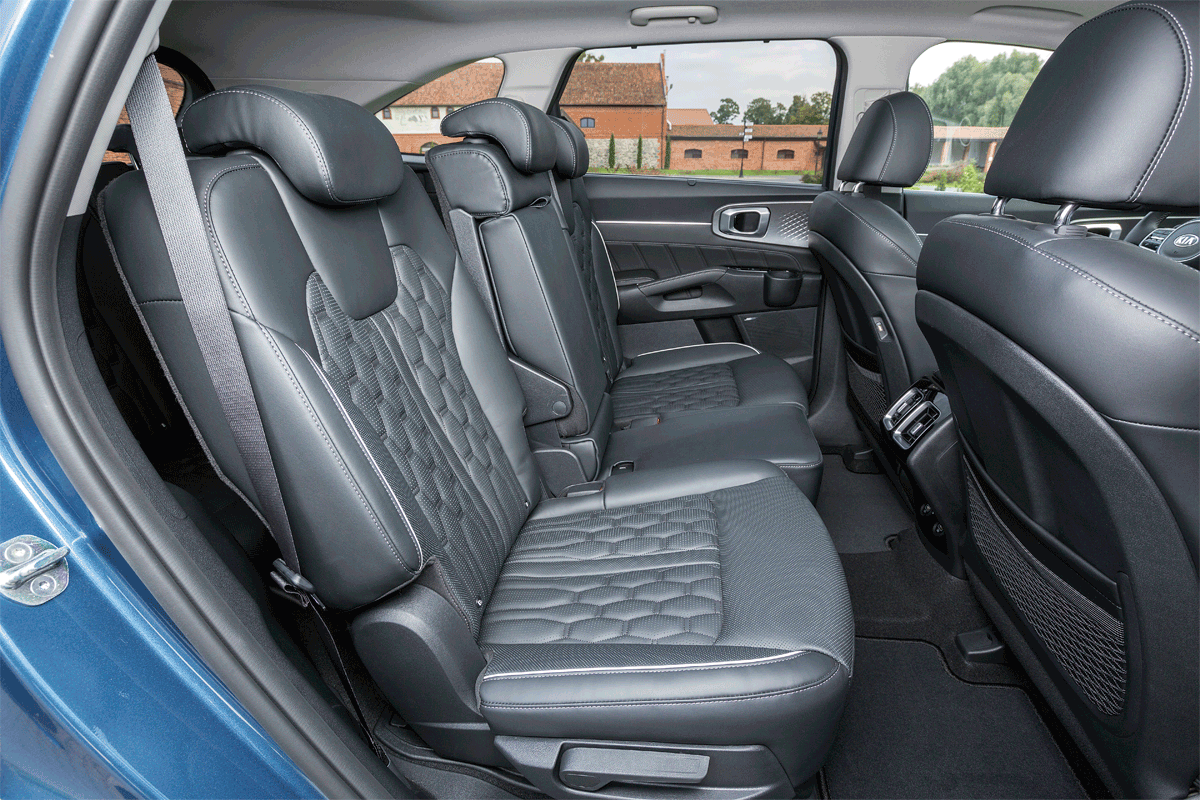 Задний диван регулируется и по углу наклона и продольном направлении. Листай вправо >>>