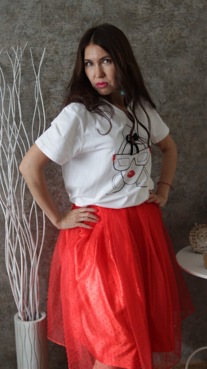 Вот так выглядит футболка с юбкой из атласа и органзы. Фото Золотинка.