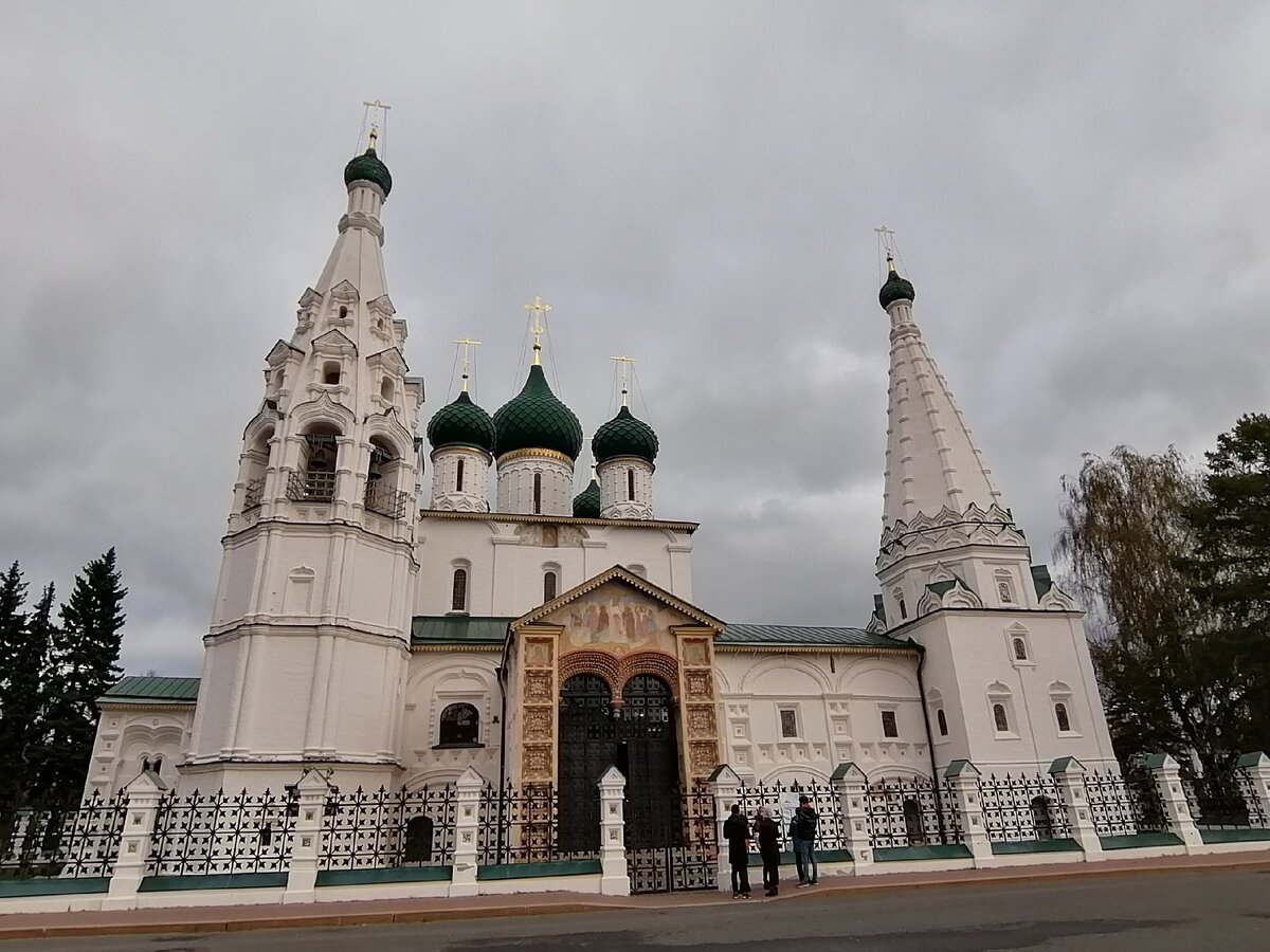 Храм Ильи Пророка на Советской площади в Ярославле. Вид со западной стороны. Фото автора