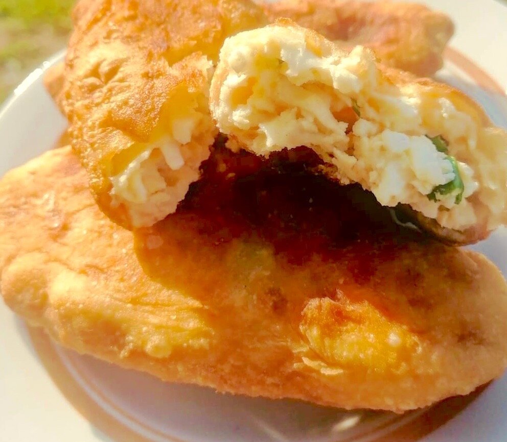 Жареные пирожки с начинкой из вареных яиц и зеленого лука.