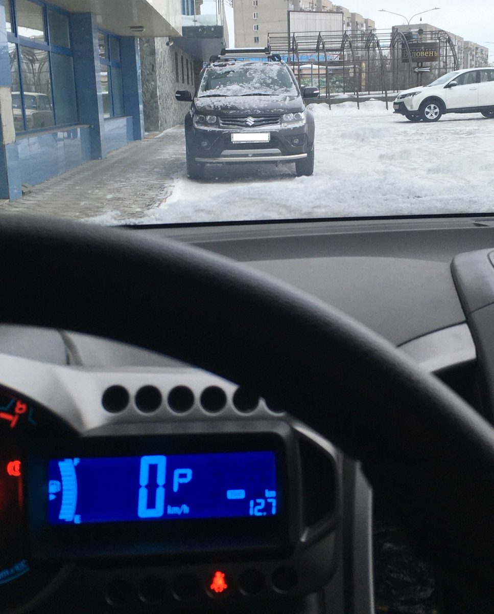 Застрять в снегу на обычном седане "пузотерке" можно даже во дворе
