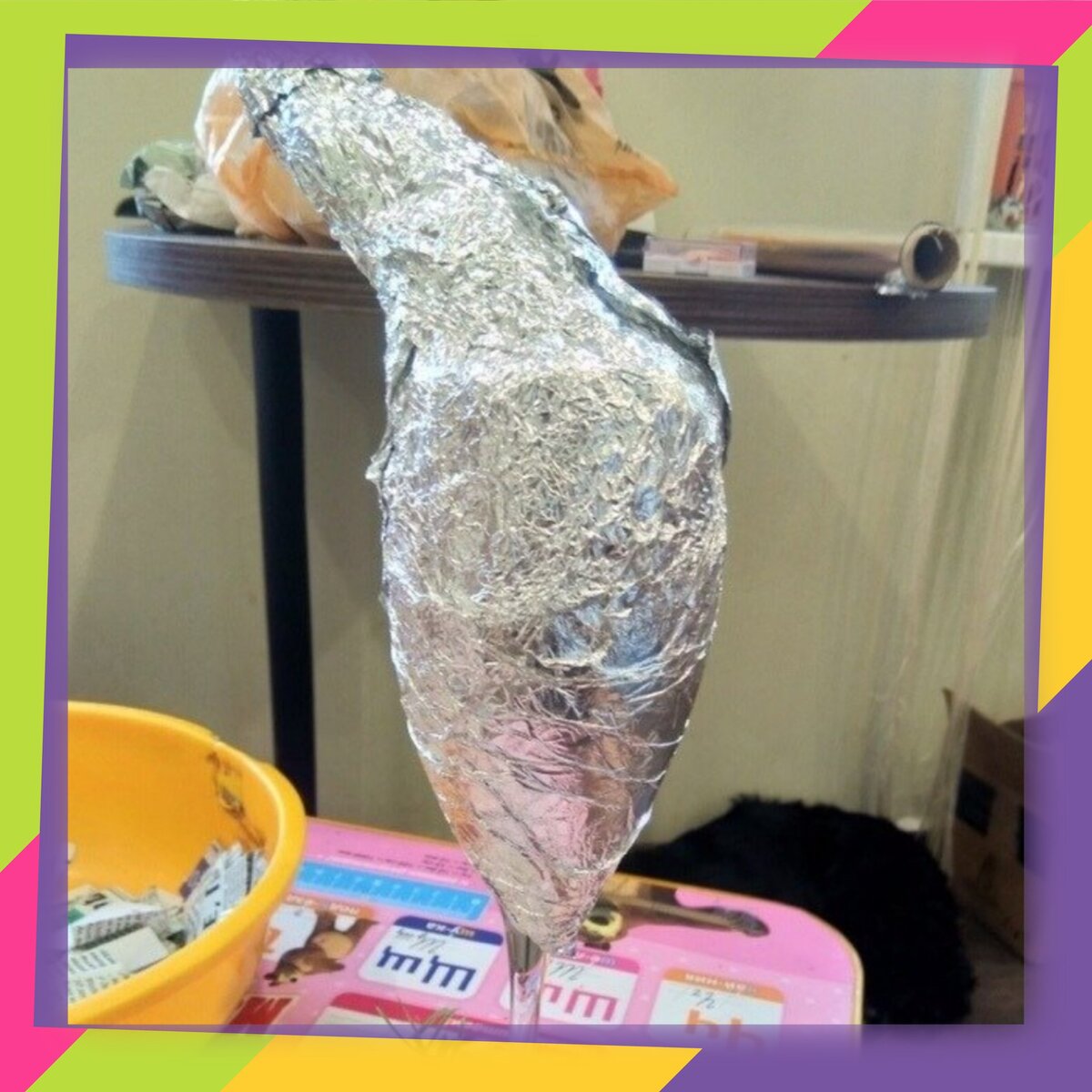 На фужере тело переходит в шею и голову))