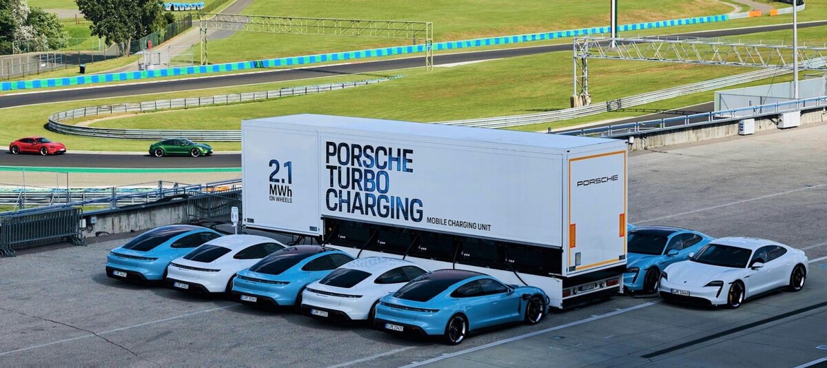 Передвижная зарядная станция от Porsche, созданная на базе грузового прицепа, способная заряжать до 10 автомобилей одновременно!