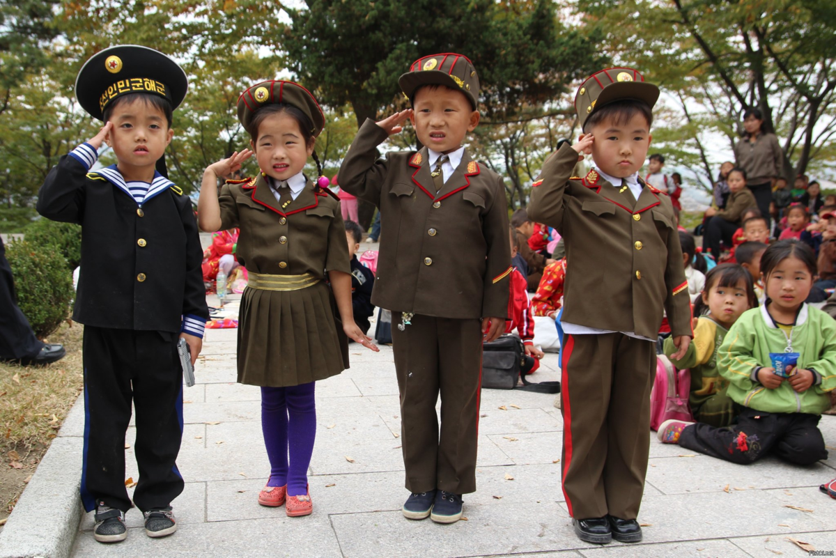 Северная корея летом. Северная Корея дети маршируют. Дети в военной форме Северная Корея. Китайские дети в военной форме. Форма Северной Кореи.