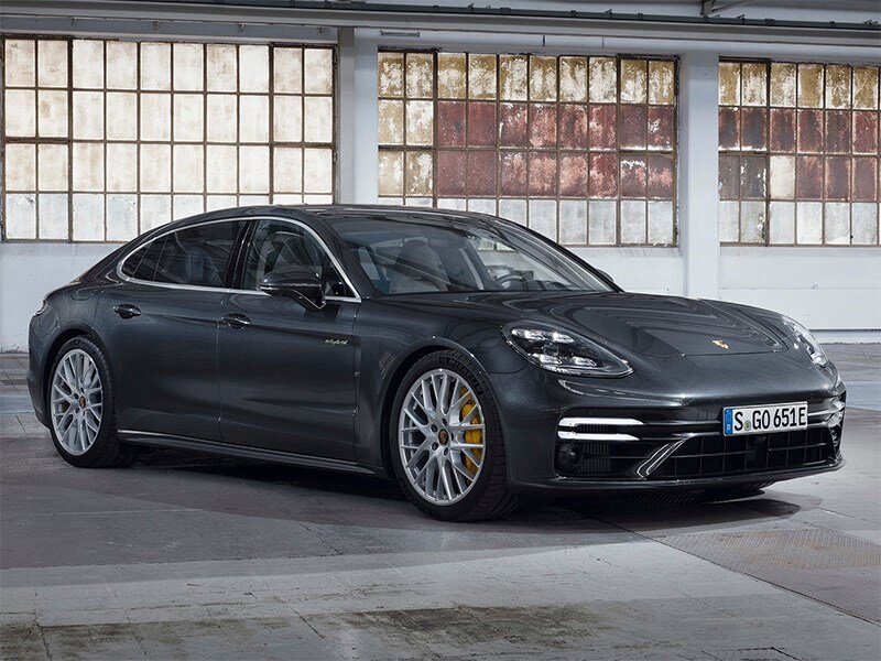 Panamera Turbo S E-Hybrid стала на 0,2 секунды быстрее в разгоне до 100 км/ч и может ускоряться до 315 км/ч —  на 5 км/ч больше, чем предшествующая модель. 630-сильная Panamera Turbo S с пакетом Sport Chrono наберёт первую сотню за 3,1 секунды. 
Кроме того, флагману семейства обновили аккумуляторы, и теперь Panamera Turbo S E-Hybrid проезжает на электротяге на 30% больше, чем ранее, то есть до 50 кило¬метров по циклу WLTP.

Panamera 4 E-Hybrid станет младшей моделью по отношению к 560-сильной Panamera 4S E-Hybrid. Она сохранила 2,9-литровый V6, но он развивает не 440, а 330 л.с., в итоге паспортная мощность такой Панамеры составляет 462 л.с. Разгон до 100 км/ч займёт 4,4 секунды (на 0,2 секунды быстрее, чем раньше), максимальная скорость — 280 км/ч. Запас хода без использования ДВС составляет до 56 кило¬метров благодаря аккумуляторам увеличенной с 14,1 до 17,9 кВт⋅ч (как и у флагмана) ёмкости.

Panamera 4S обзавелась 440-сильной версией того же 2,9-литрового V6 и тем самым стала на 110 л.с. мощнее младшей Panamera 4. По сравнению с дорестайлинговой Панамерой аналогичной модификации нынешняя быстрее в разгоне до 100 км/ч на 0,1 секунды (4,1 секунды) и имеет увеличенную на 6 км/ч максимальную скорость — 295 км/ч.