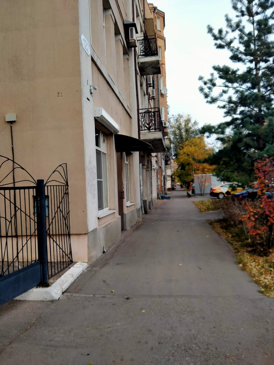 Щит? Арфа? Что вы видите в решётках балкона?