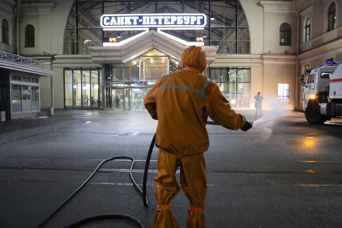 Дезинфекция вокзала ночью. Фото с сайта regnum.ru