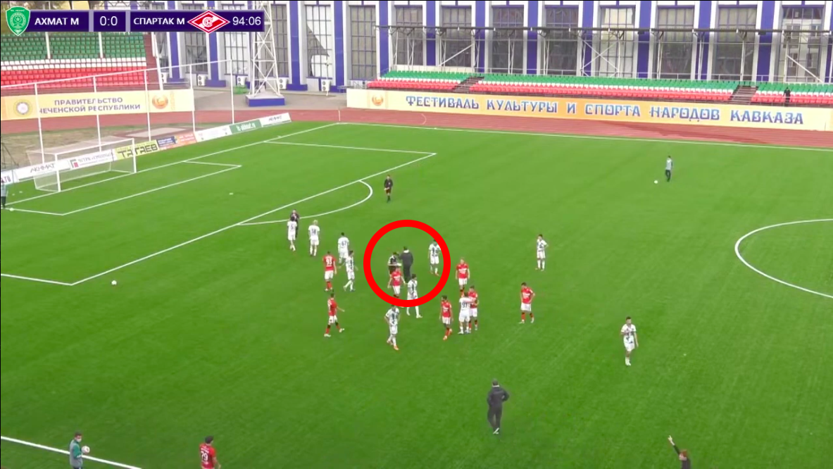 Арбитра Головко избили в Грозном прямо на поле. Фото - скриншот YouTube.
