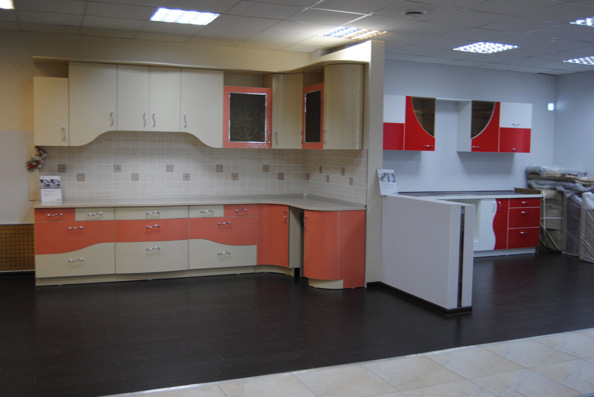 Красно-белые кухни близки по настроению и звучанию к розово-белым