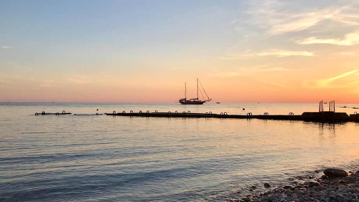 Пляж Приморский рядом с рестораном «Дель Мар»