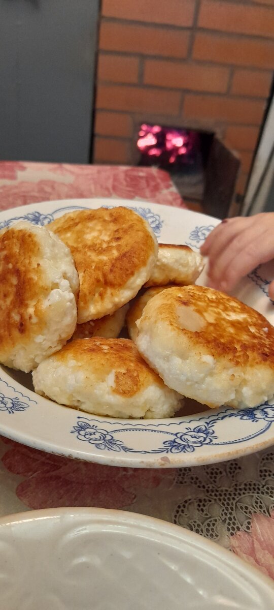 Маленькая ручка тоже за сырниками тянется 