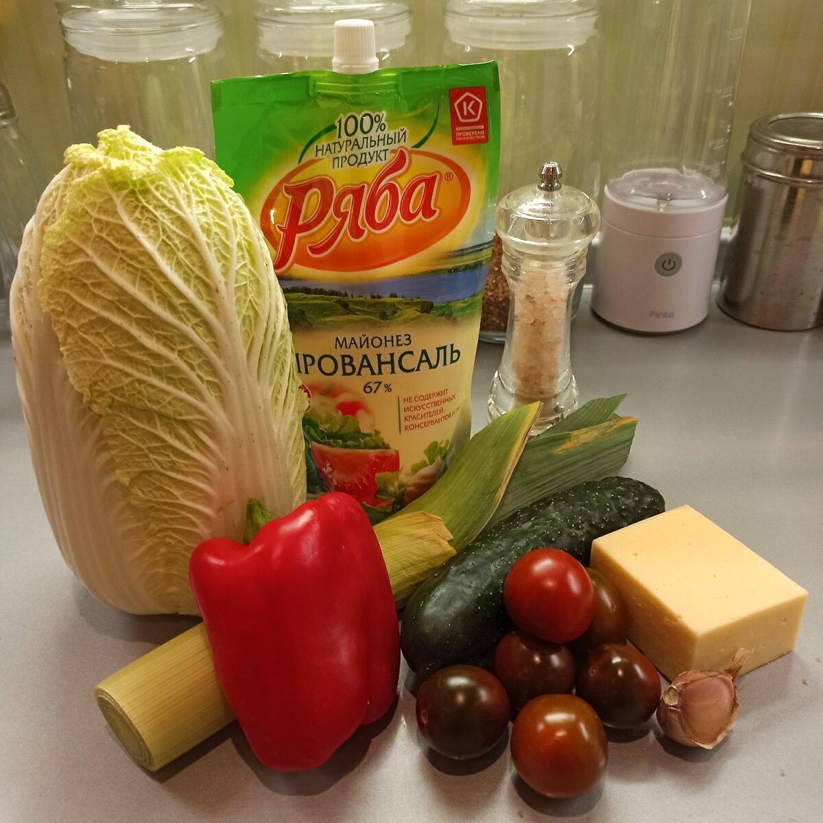 Капуста Пекинская, огурец, помидоры, перец болгарский, лук порей, чеснок, сыр, майонез, перец, соль по вкусу 