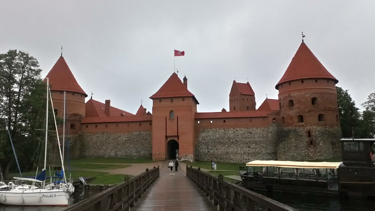 Обратите внимание на башню с воротами.