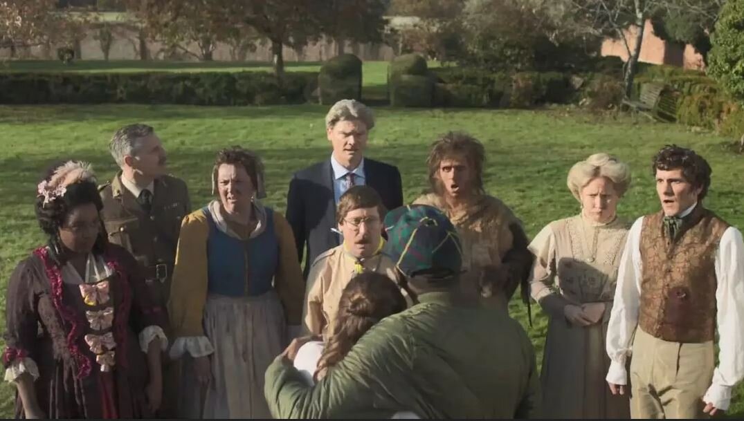 Кадр из сериала "Призраки". ВВС, 2019 год.