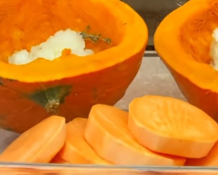 Режем пополам нашу тыкву,очищаем от семян,режем батат на ломтики. Заполняем тыкву мелко нарезанным чесноком(или через чеснокодавилку пропустить),луком. Добавляем тимьян,лавровый листь,топленое масло.Солим перчим. Добавляем перец чили(по желанию).