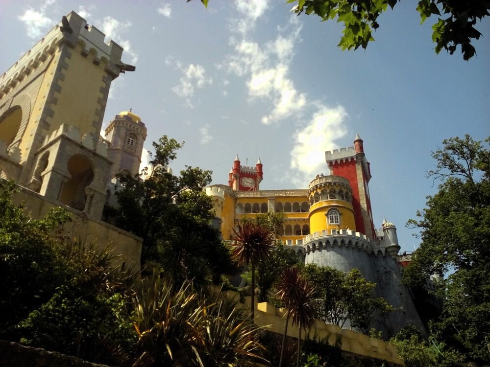 Дворец находится на высоком холме. Говорят, в ясные дни его очертания можно увидеть из Лиссабона. Фото из личного архива автора