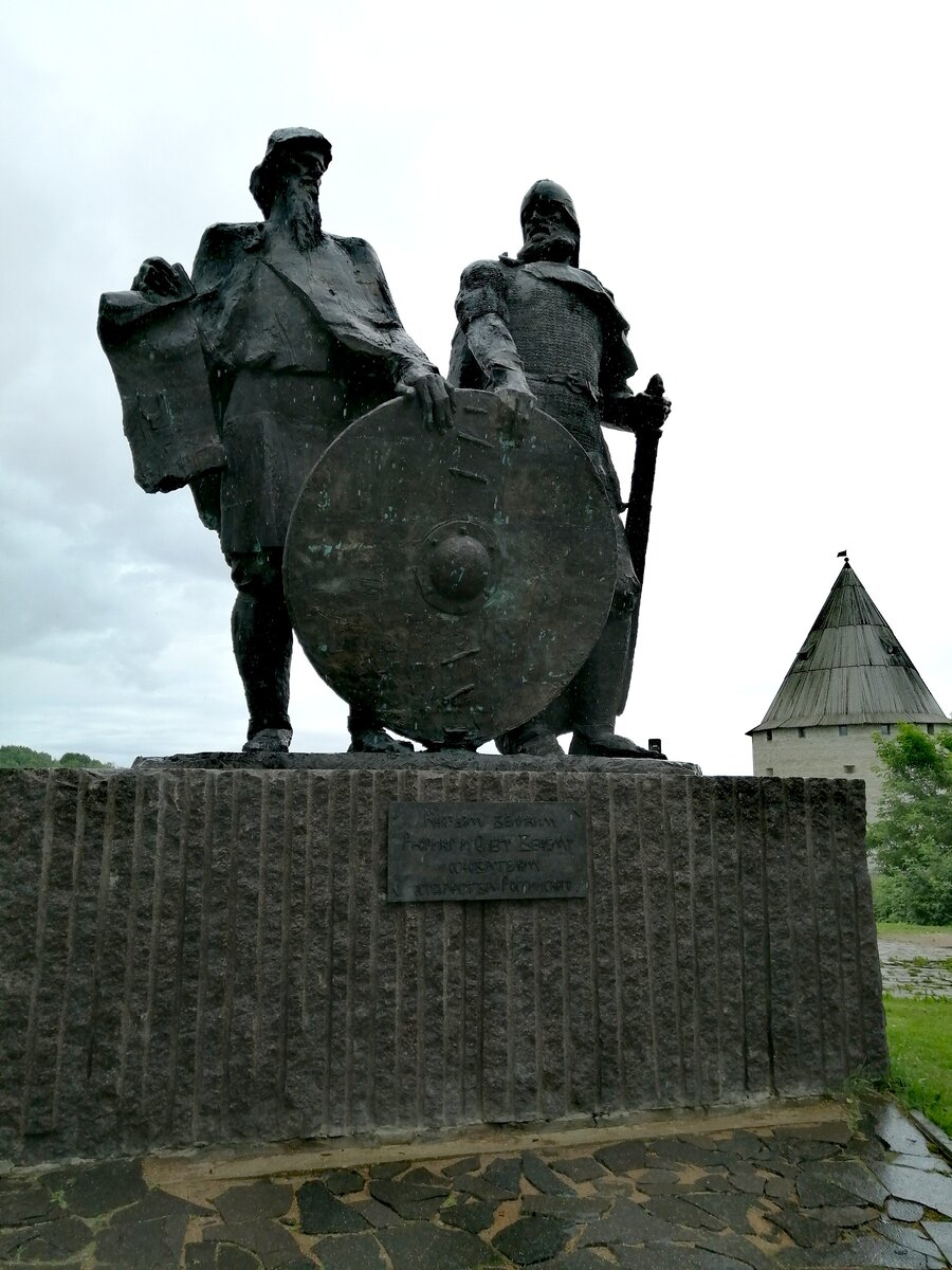 Памятник Рюрику и Олегу, Старая Ладога