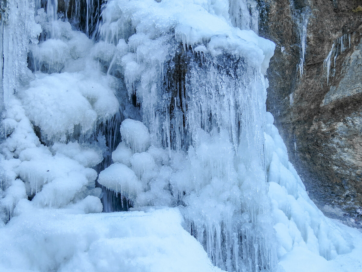 Водопад Корбу замерзший